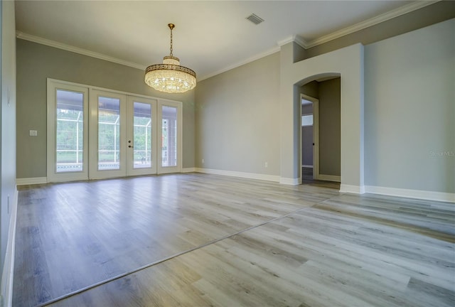 19334 Autumn Woods Ave, Tampa, FL 33647 - interior space with visible vents, crown molding, baseboards, arched walkways, and a notable chandelier