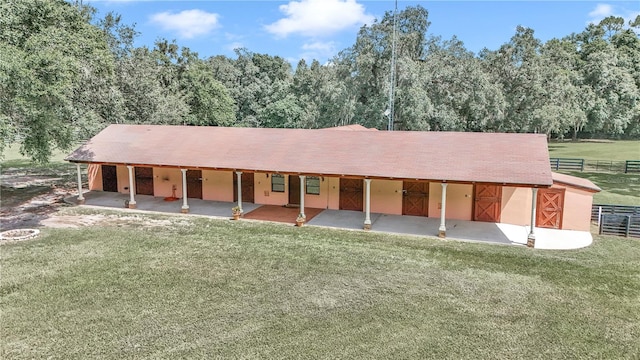 view of front of property featuring a patio and a front lawn