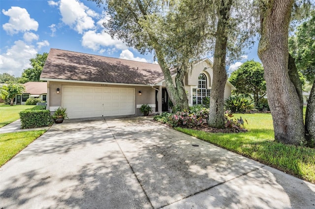 view of front facade featuring a garage and a front yard