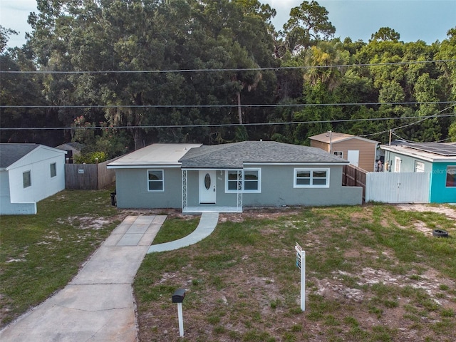 single story home with a front lawn