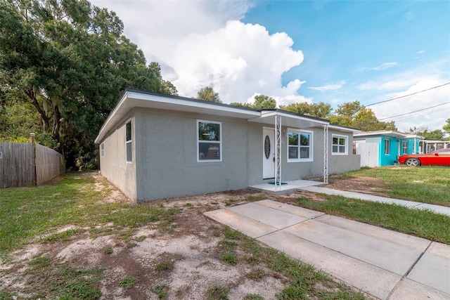 view of front of property featuring a patio area and a front lawn