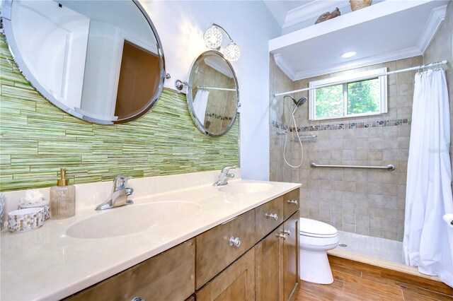 bathroom with a shower with curtain, crown molding, toilet, and dual bowl vanity