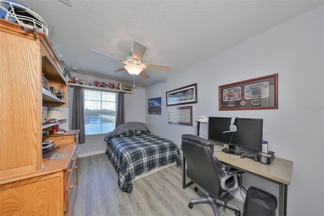 bedroom featuring a textured ceiling, ceiling fan, and hardwood / wood-style floors