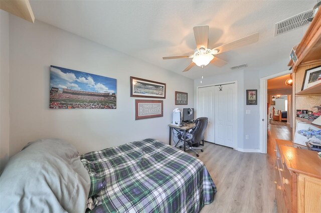 bedroom featuring light hardwood / wood-style floors, a closet, and ceiling fan