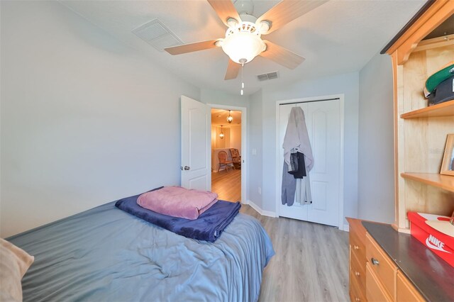 bedroom featuring light hardwood / wood-style flooring, a closet, and ceiling fan