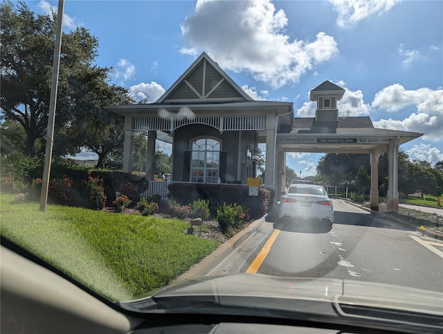 view of front of property featuring a front lawn