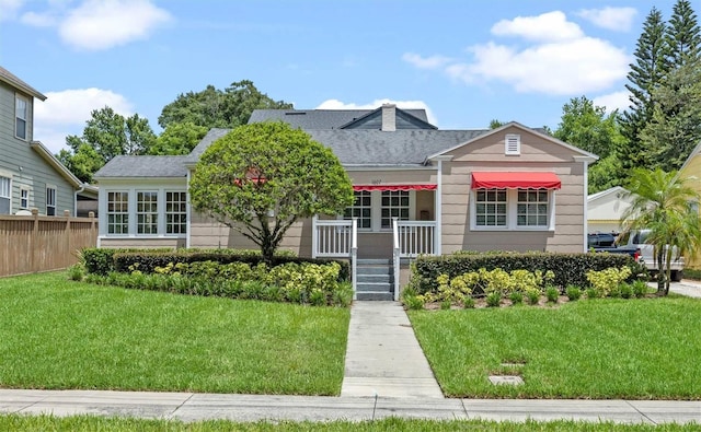 view of front of home featuring a front yard