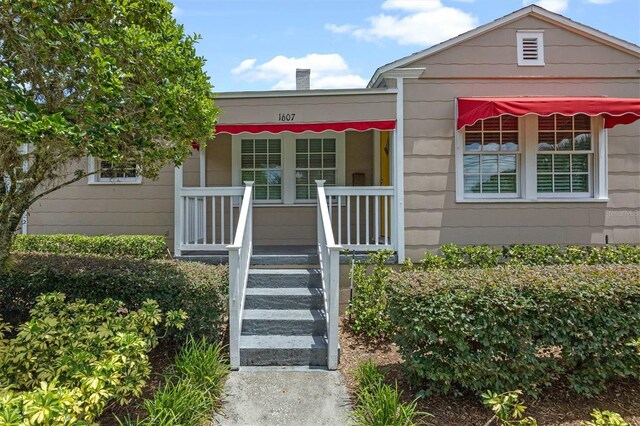 view of front of property featuring a porch