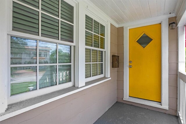 entrance to property featuring covered porch