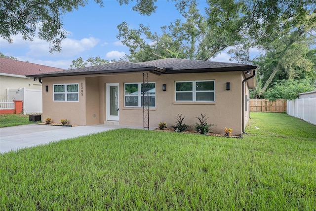 view of front of property with a front yard