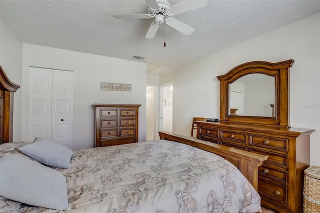 bedroom with a textured ceiling, a closet, and ceiling fan