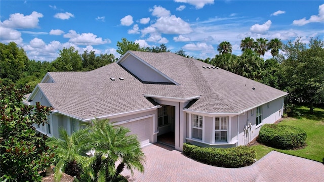 view of front facade featuring a garage