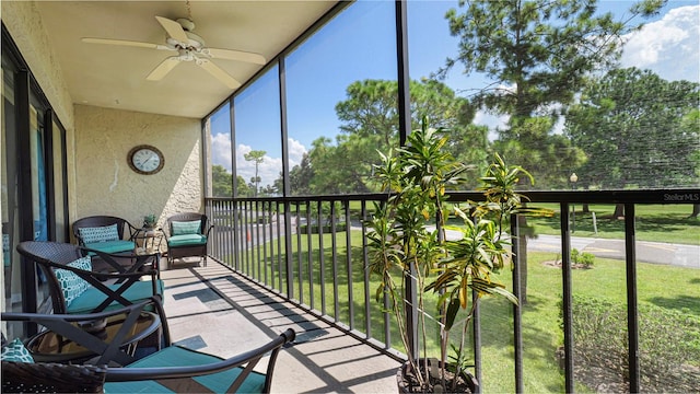 sunroom with ceiling fan