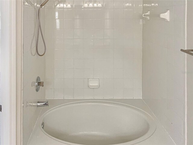 bathroom featuring tiled shower / bath combo