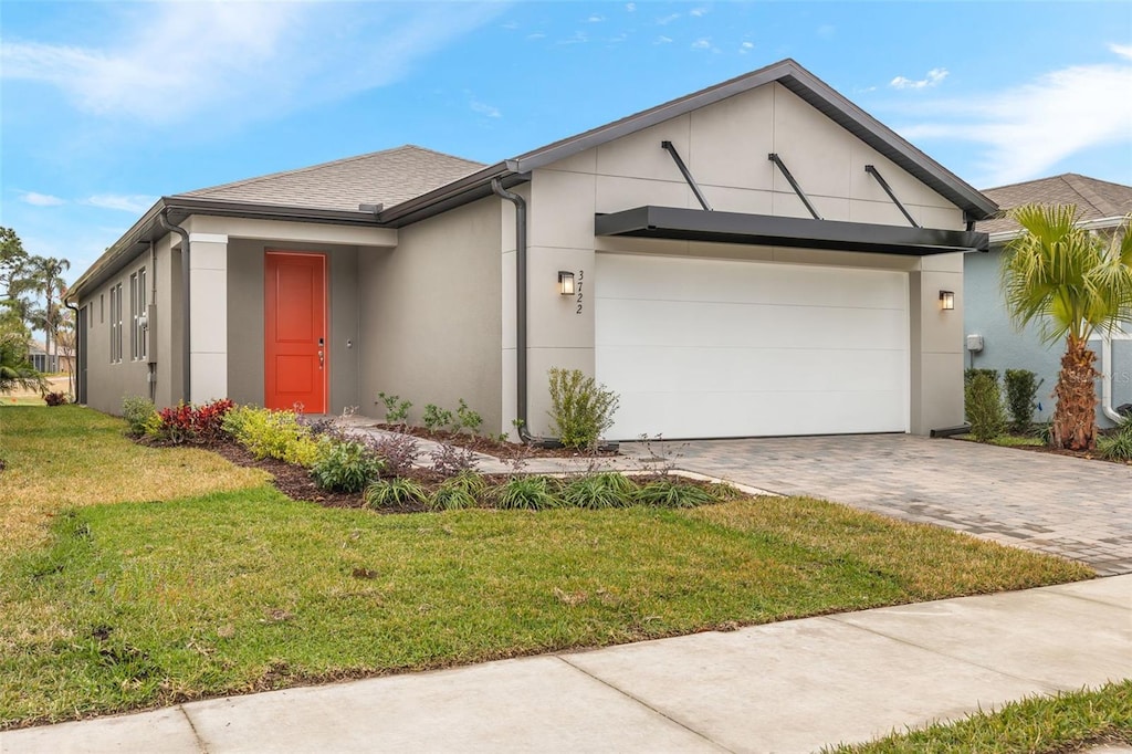 view of front of home featuring a garage and a front yard