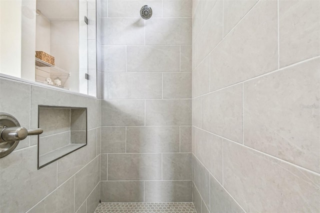 bathroom featuring a tile shower