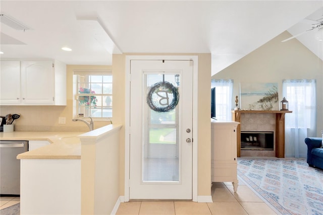 tiled foyer entrance with sink and ceiling fan