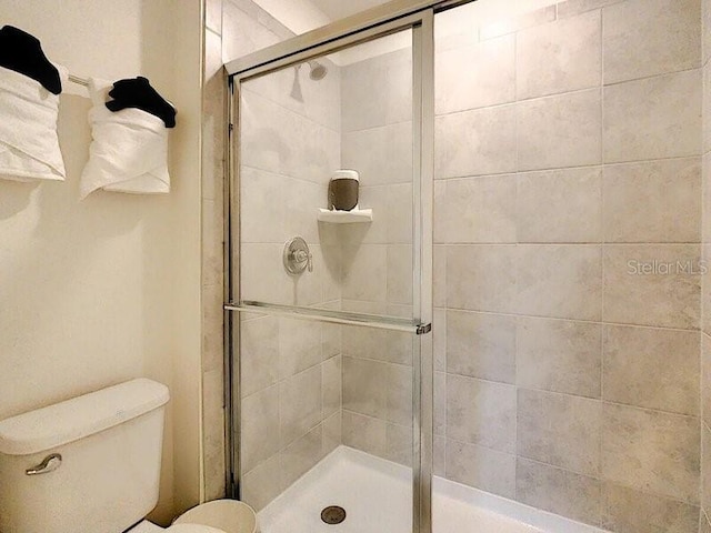 7472 Oakmoss Loop, Davenport, FL 33837 - full bathroom featuring a tile shower and toilet