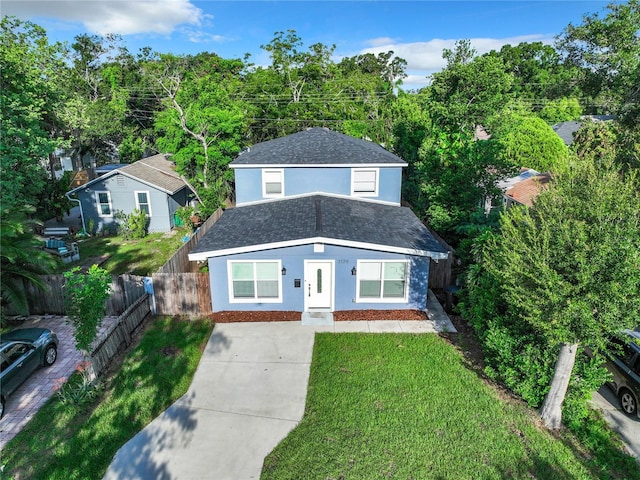 view of front of property featuring a front lawn