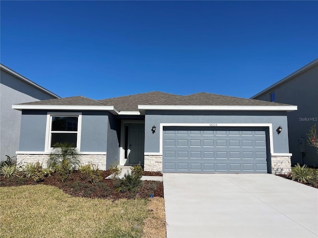 view of front of home featuring a front yard and a garage