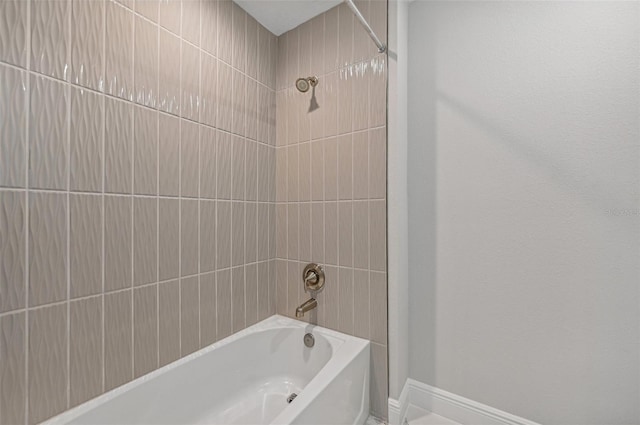 bathroom featuring tiled shower / bath