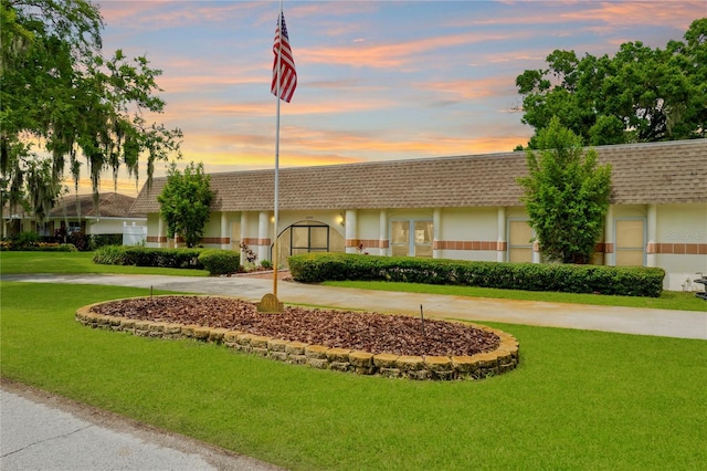 ranch-style home featuring a lawn