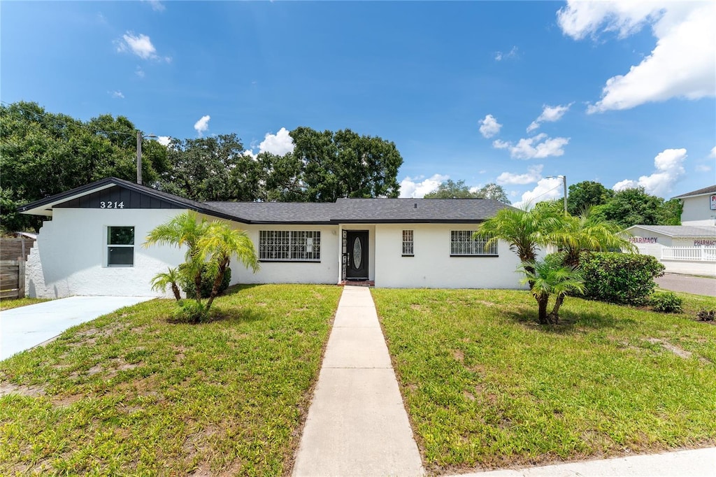 single story home with a front lawn