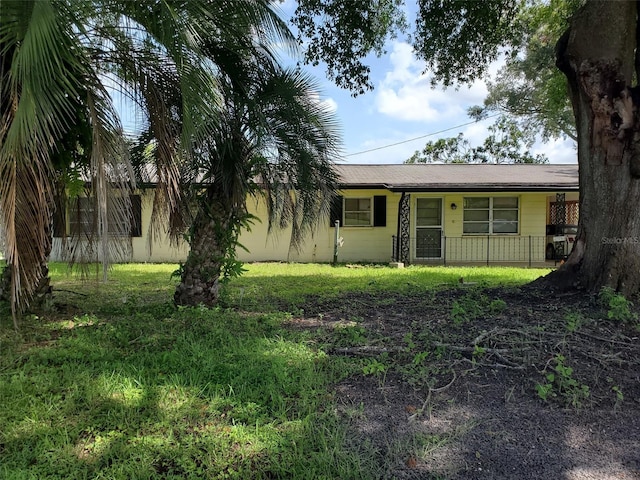 view of front of home featuring a front yard