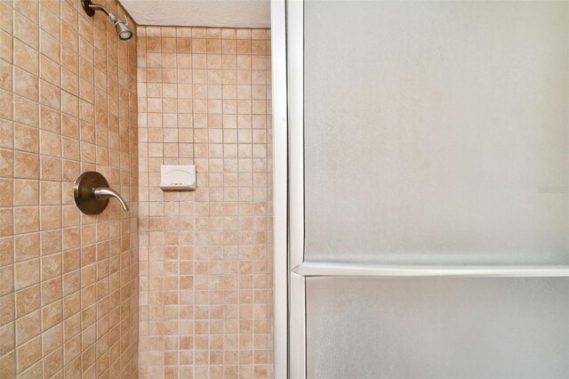 bathroom featuring tiled shower