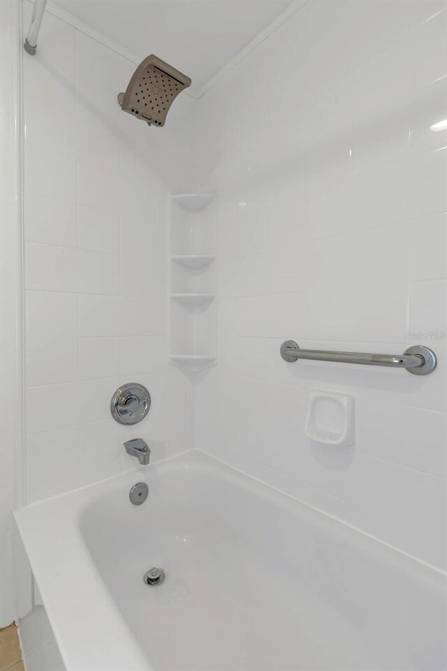 bathroom with tiled shower / bath combo