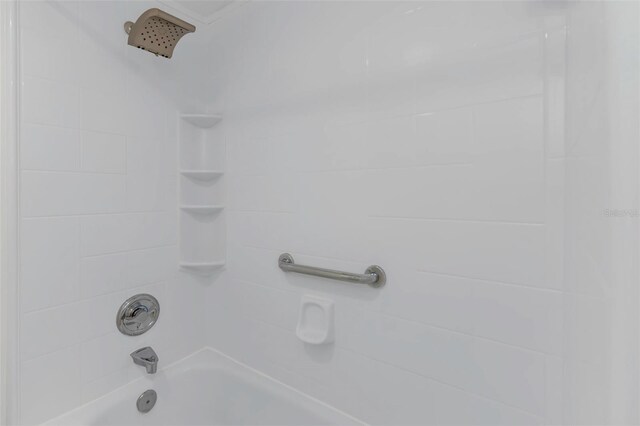 bathroom with tiled shower / bath combo