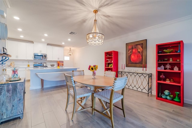 dining room with crown molding and a notable chandelier