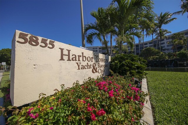 community sign featuring a yard