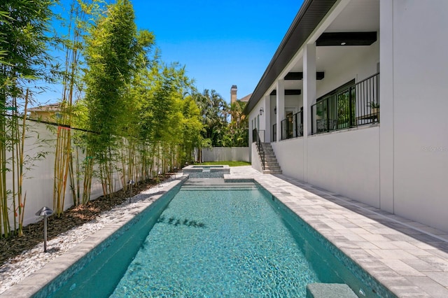 view of swimming pool