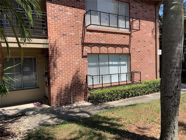 property entrance featuring a balcony