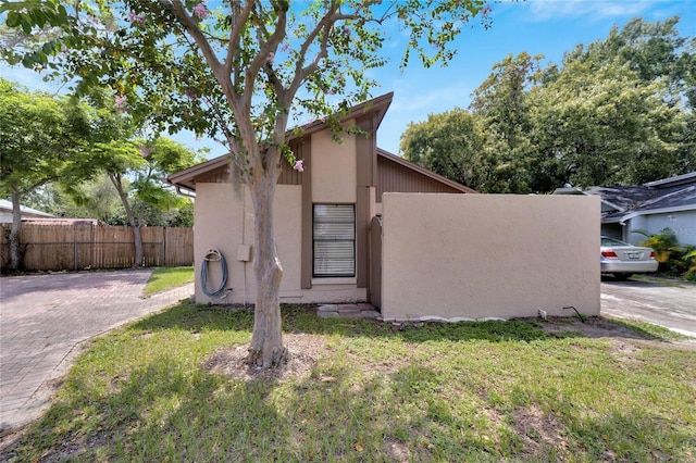 view of front of property with a front lawn