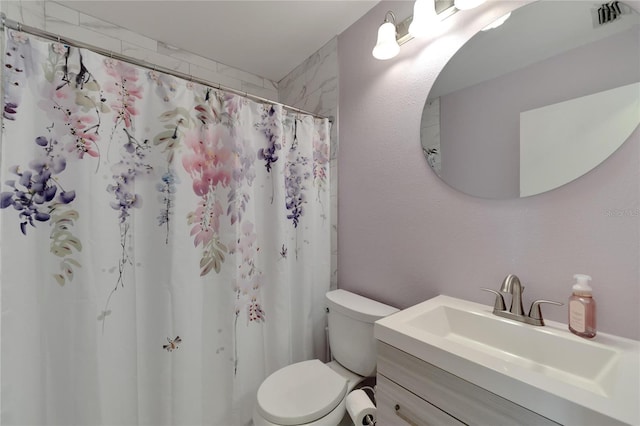 full bathroom featuring visible vents, a textured wall, toilet, curtained shower, and vanity