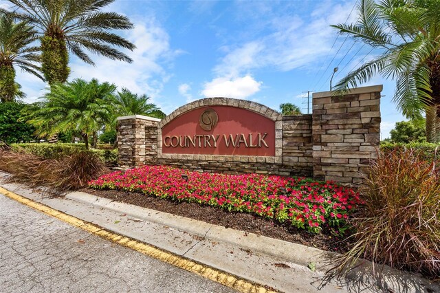 view of community / neighborhood sign