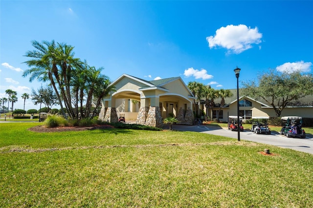 view of front of property featuring a front lawn