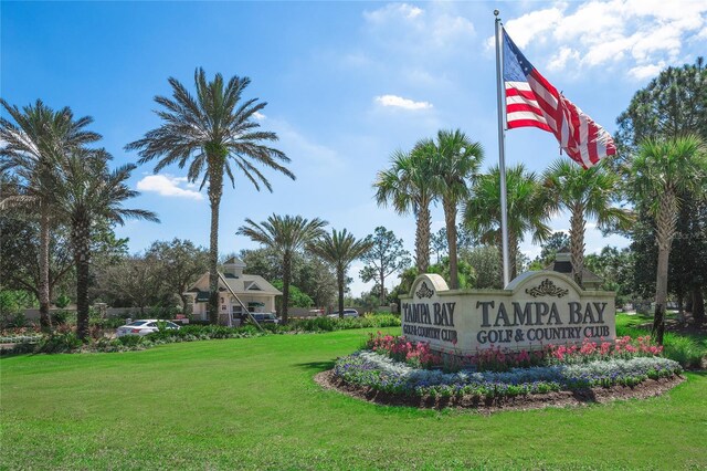 community / neighborhood sign featuring a yard