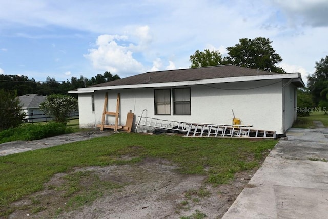 view of front of property with a front lawn