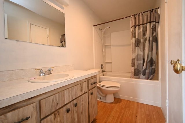 bathroom featuring toilet, vanity, shower / bath combo, and wood finished floors