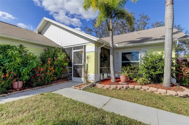 view of front of property featuring a front yard