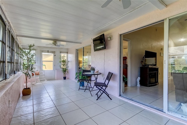 sunroom with ceiling fan