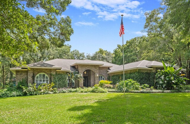 ranch-style house featuring a front yard