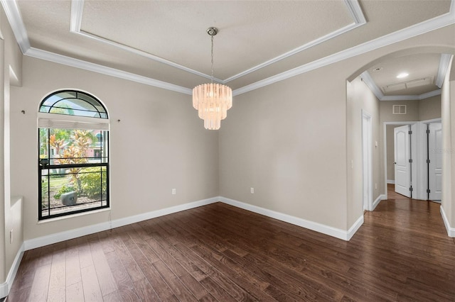 spare room with an inviting chandelier, dark wood-type flooring, a textured ceiling, and crown molding