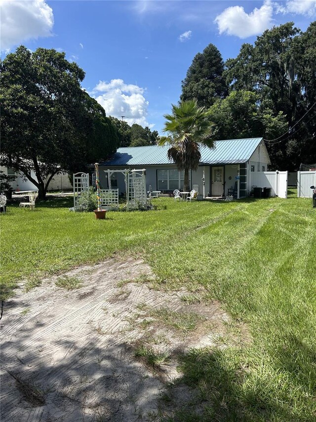 view of front facade featuring a front lawn