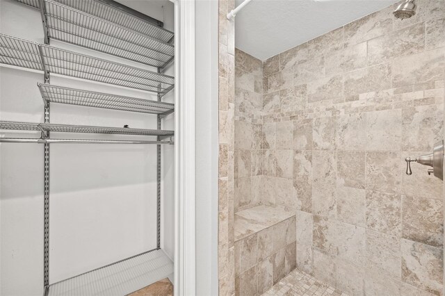 full bathroom featuring a tile shower