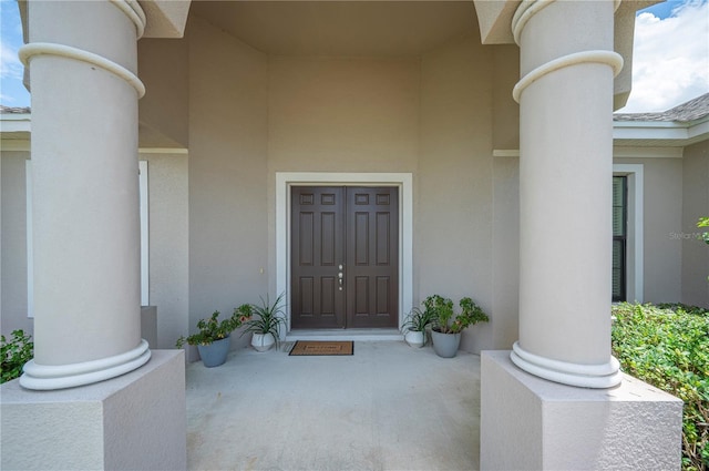 entrance to property with stucco siding