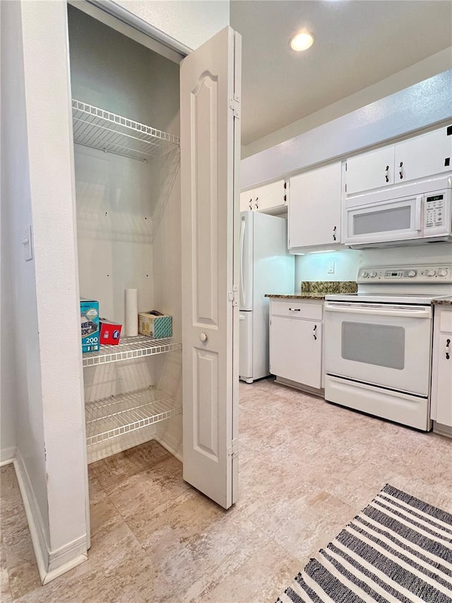 761 Tremont Greens Ln Unit 61, Sun City Center, FL 33573 - kitchen with white cabinetry, white appliances, recessed lighting, and baseboards